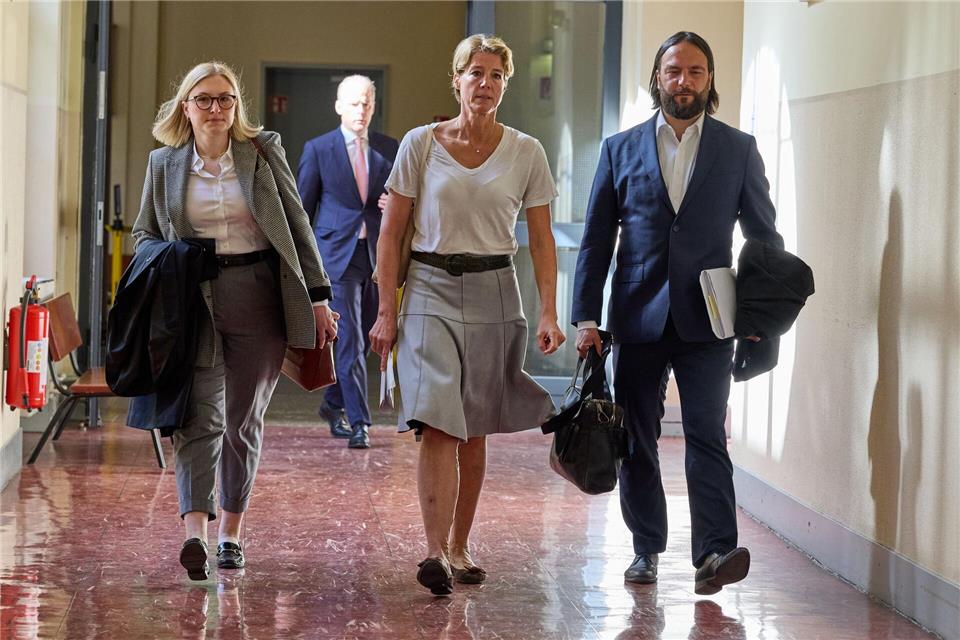 Christina Block (m.) mit ihren Verteidigern auf dem Weg ins Gericht.Georg Wendt/dpa