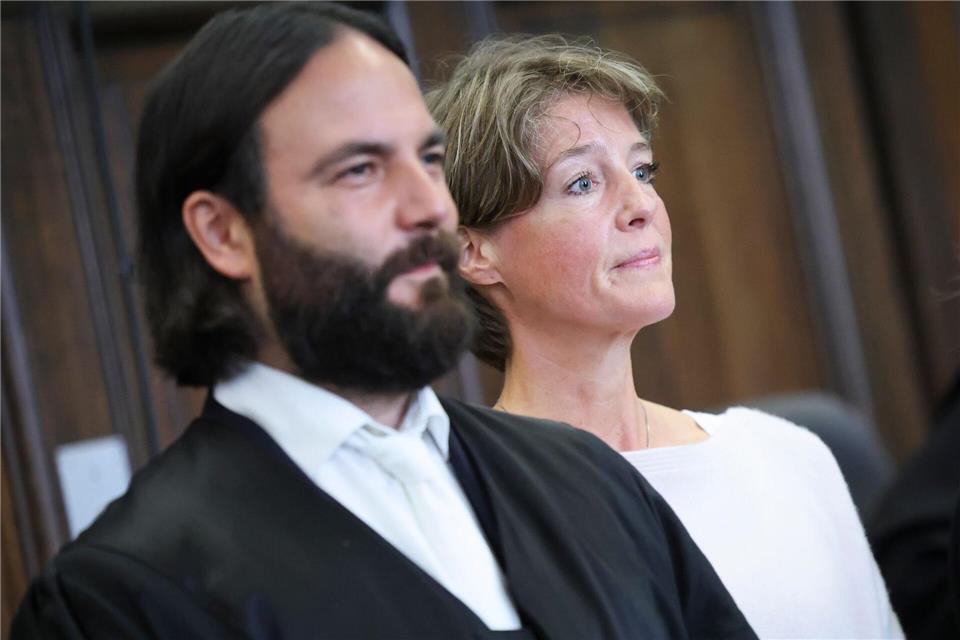 Christina Block musste sich heftige Vorwürfe ihres Ex-Mannes anhören, die sie bestreitet. Ihr Verteidiger Ingo Bott befragte den Vater, der Nebenkläger ist.Christian Charisius/dpa-Pool/dpa