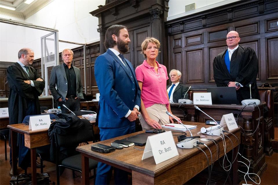 Christina Block steht zwischen ihrem Verteidiger Ingo Bott und Anwalt Sascha Böttner, der einen geständigen Angeklagten aus Israel vertritt.Daniel Bockwoldt/dpa Pool/dpa