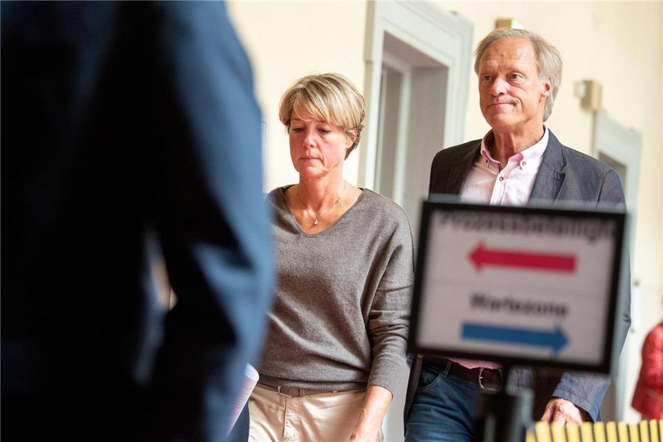 Christina Block und ihr Lebensgefährte Gerhard Delling auf dem Gerichtsflur.Daniel Bockwoldt/dpa