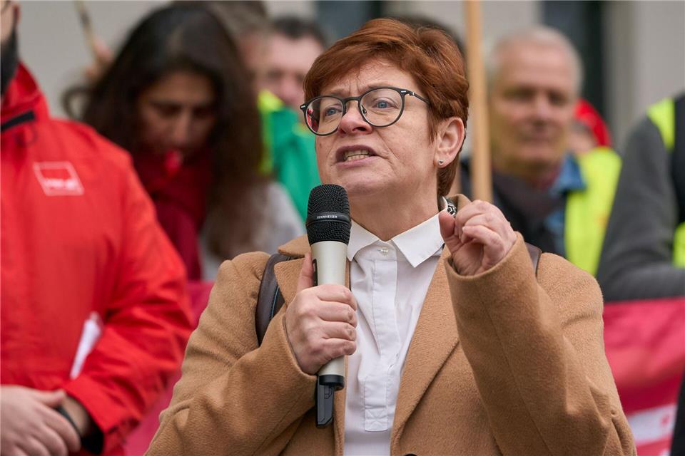 Christine Behle von Verdi gehörte zu den Rednerinnen und Rednern bei der Demo vor dem Innenministerium.Sascha Ditscher/dpa