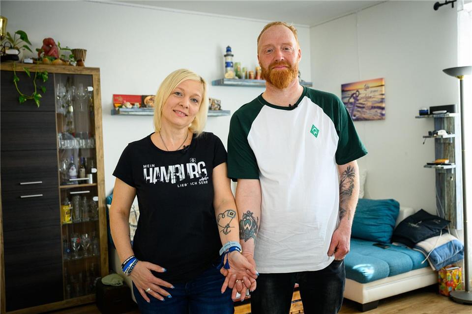 Christine Friede-Schinzel ist Fan des Fußballvereins Hamburger SV, ihr Ehemann Peter Schinzel Fan des SV Werder Bremen. Jonas Walzberg/dpa