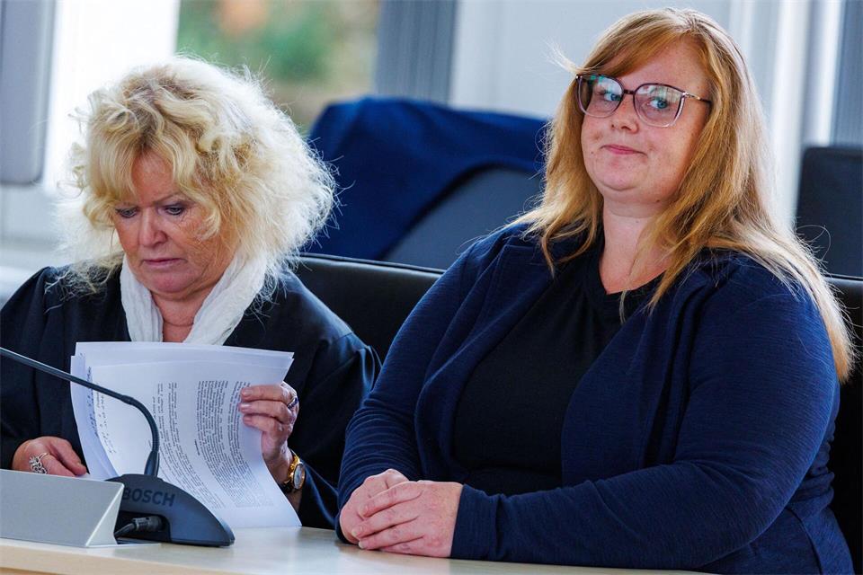 Christine Habetha (links) sagt, ihre Mandantin, die Mutter des getöteten Fabian, sei enttäuscht, dass Fragen zum Tod ihres Sohnes offen geblieben seien. (Archivbild)Jens Büttner/dpa