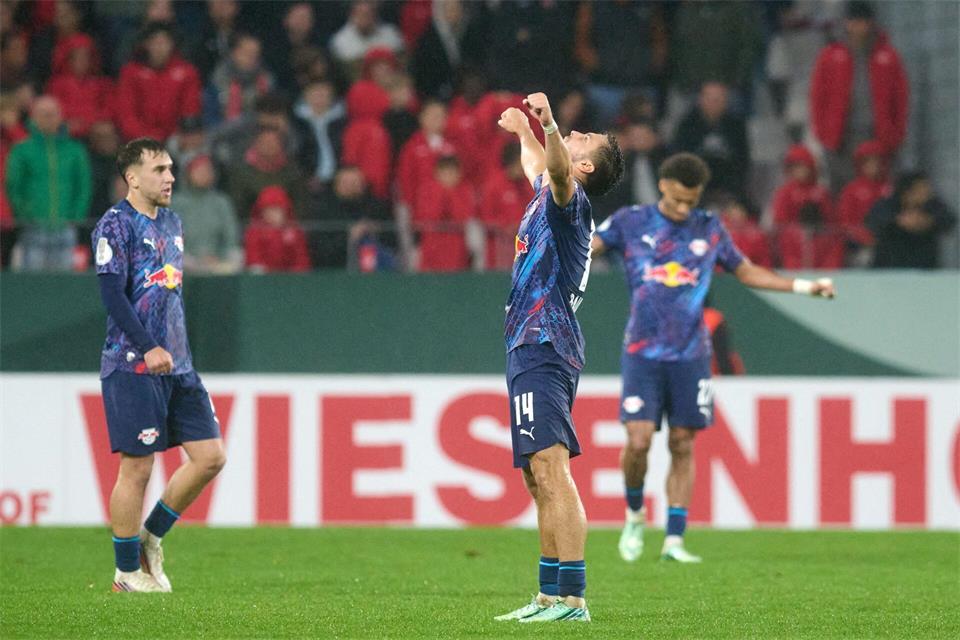 Christoph Baumgartner (M, RB Leipzig) jubelt beim Schlusspfiff über den Sieg in Essen. Bernd Thissen/dpa