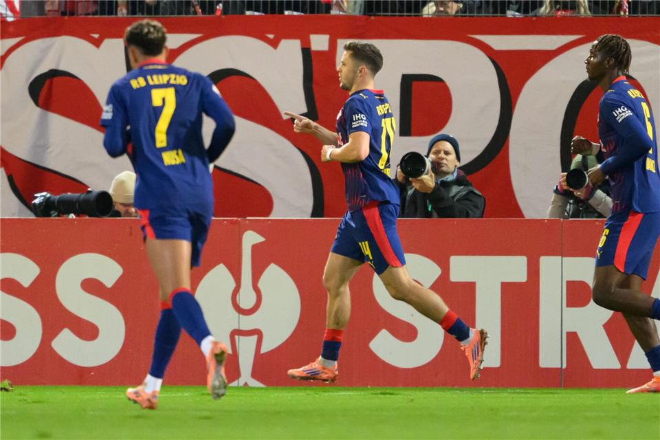 Todesfall überschattet Sieg von RB Leipzig in Cottbus  Christoph Baumgartner (RB Leipzig, M) jubelt nach seinem Tor zum 0:2. Robert Michael/dpa