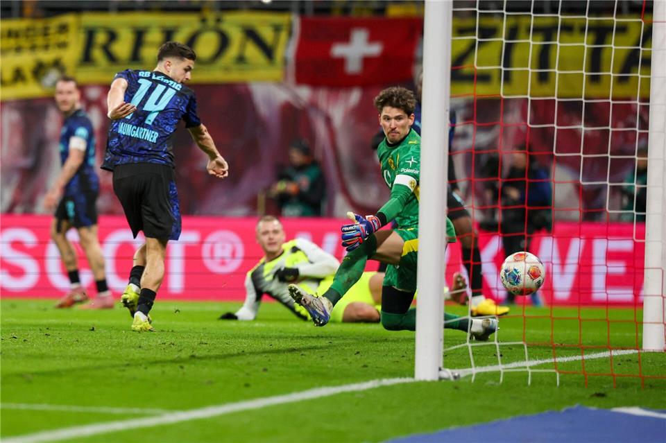 Christoph Baumgartner schiebt unbedrängt zum 1:0 ein.Jan Woitas/dpa