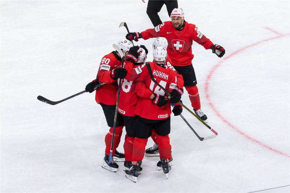 Christoph Bertschy trifft zum 1:0 für die Schweiz im WM-Halbfinale gegen Norwegen.Cyril Zingaro/KEYSTONE/dpa