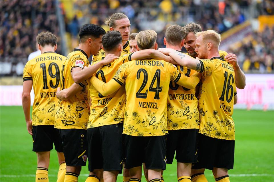 Dynamo holt trotz Führung keinen Punkt gegen Paderborn  Christoph Daferner (Dynamo Dresden, 3.v.r.) wird nach seinem Elfmeter zum 1:0 umjubelt.Robert Michael/dpa
