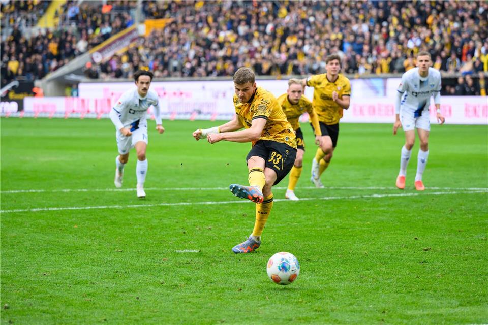 Dynamo holt trotz Führung keinen Punkt gegen Paderborn  Christoph Daferner (Dynamo Dresden) verwandelt einen Elfmeter zum 1:0.Robert Michael/dpa