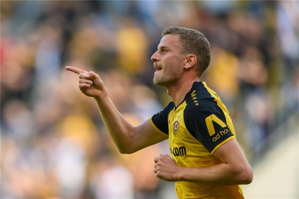 Christoph Daferner bringt Dynamo im Testspiel per Elfmeter in Führung. (Archivbild) Robert Michael/dpa/ZB