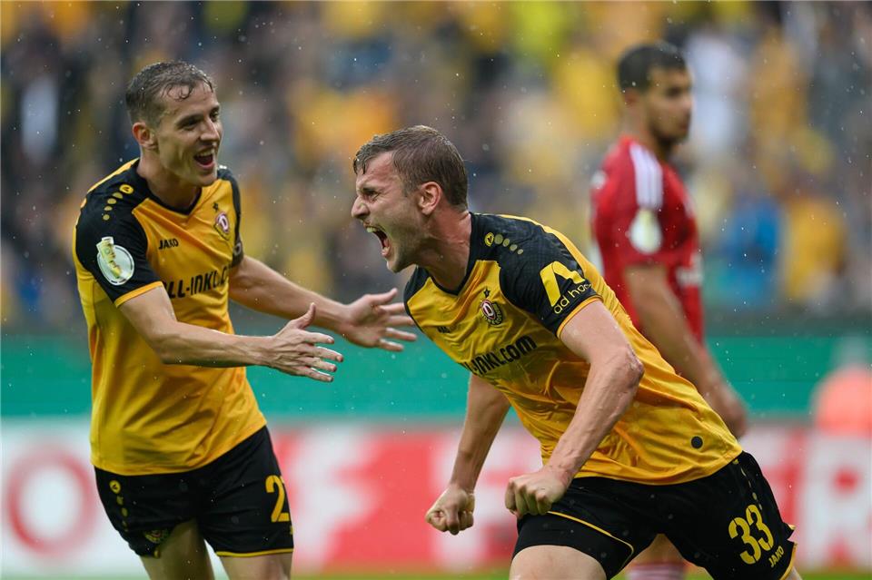 Christoph Daferner (r.) erzielte den letzten Dresdner Treffer im Testspiel gegen Erfurt.Robert Michael/dpa