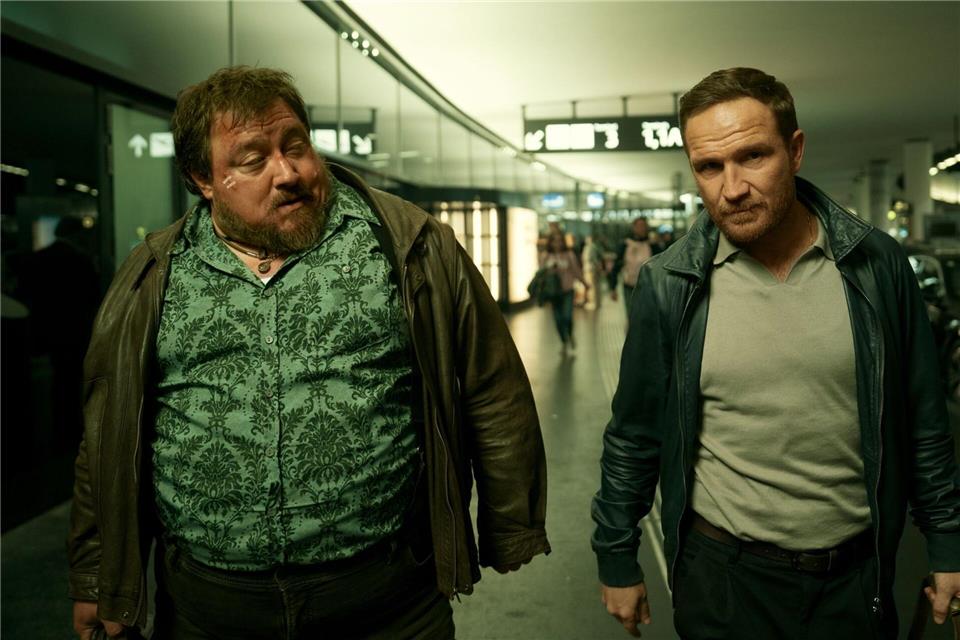 Christoph Krutzler (links) und Frederick Lau in einer Szene aus der fünften Folge der zweiten Staffel der Netflix-Serie „Crooks“.Sasha Ostrov/Netflix/dpa