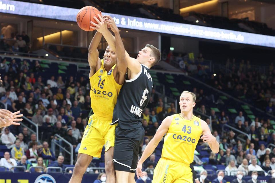 Christoph Philipps (r, hier im Trikot der Hamburg Towers) verlässt die Frankfurt Skyliners. (Archivbild)Christoph Soeder/dpa