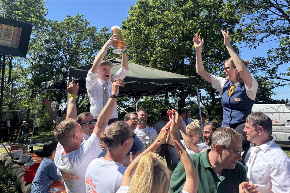 Christoph Schulze Hilbt ist neuer Nordvelener Schützenkönig, Helena Evers ist die Königin.