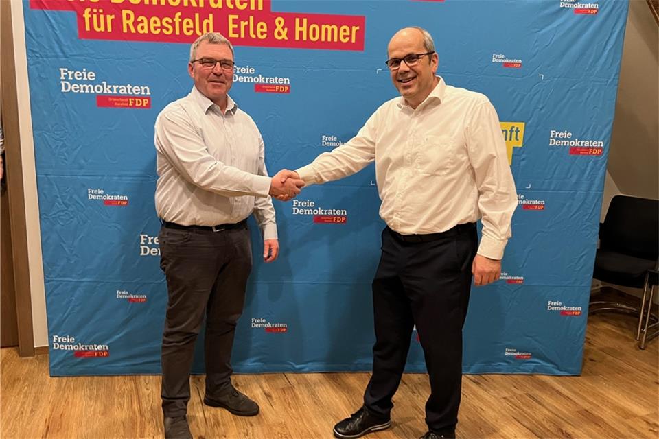 Christoph Stephan (r.) gratuliert Georg Stenkamp, seinem Nachfolger als Vorsitzende der Raesfelder FDP.FDP-Ortsverband Raesfeld