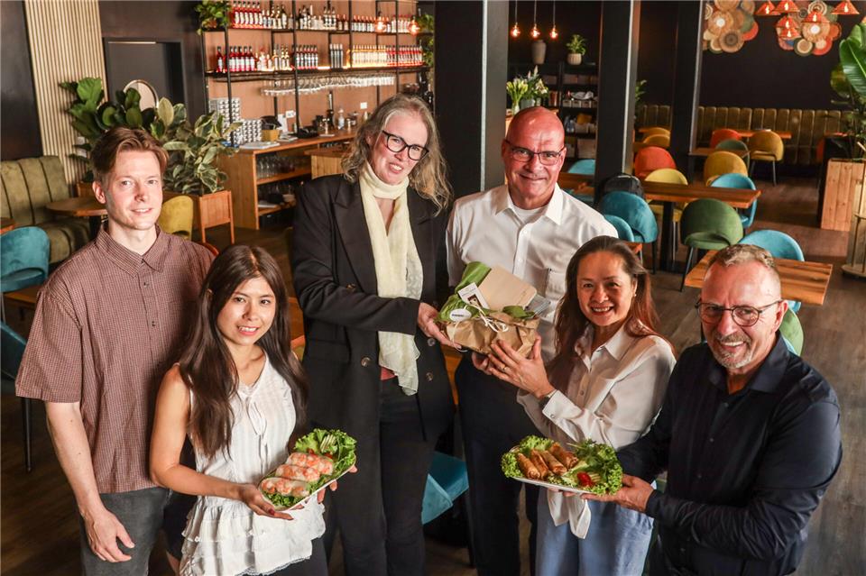 Christoph und Huyen Rottbeck, Zentrenmanagerin Isabel Fleischer, Bürgermeister Jürgen Bernsmann, Huong und Karl Helfferich (von links) bei der Eröffnung des Restaurants Hoi An in den Rheder Stadthöfen.