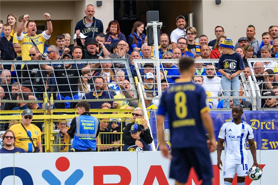 Christopher Antwi-Adjei (r, FC Schalke 04) steht bei einem Einwurf. Der Spieler gab nach dem Spiel an, dabei rassistisch beleidigt worden zu sein.Jan Woitas/dpa