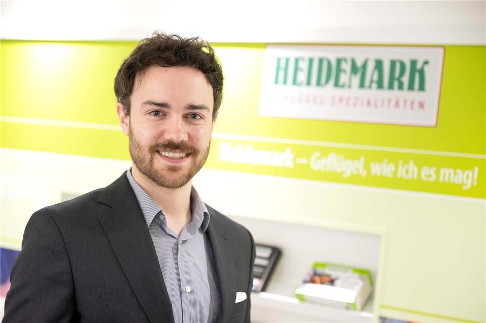 Christopher Kalvelage von der bisherigen Eigentümerfamilie versichert: Alle Standorte und Arbeitsplätze bleiben erhalten. (Archivbild)Sina Schuldt/dpa