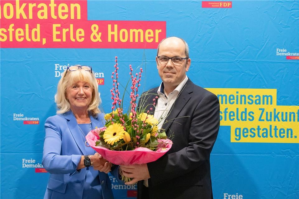 Christph Stephan ist neuer Vorsitzender der Raesfelder FDP. Margitta Ubert, die frühere kommissarische Vorsitzende, gehörte zu den Gratulanten.