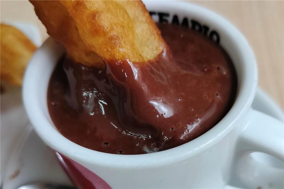 Churros con Chocolate helfen auch nach einer langen Partynacht.Henk Wessels/dpa
