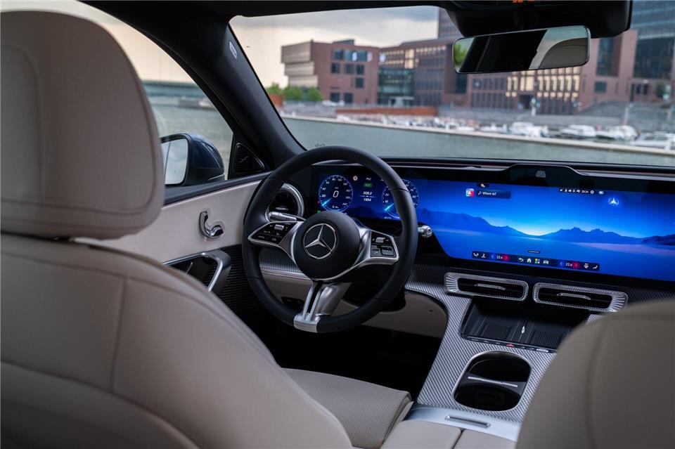 Cinemascope im Cockpit: Der riesige Bildschirm dominiert das Interieur der C-Klasse.Mercedes-Benz AG/dpa-tmn