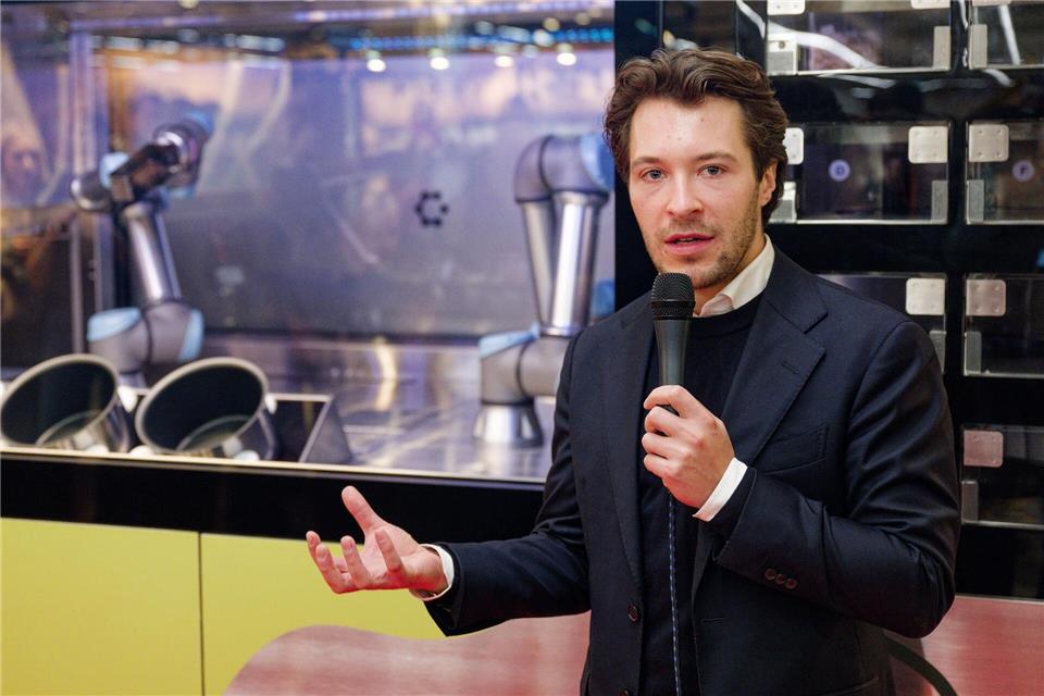 Circus-Gründer Bullwinkel spricht bei der Vorstellung des Kochroboters CA-1 in einem Rewe-Markt. (Archivbild) Henning Kaiser/dpa