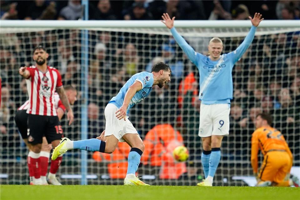 City-Abwehrspieler Ruben Dias trifft sehr zur Freude von Erling Haaland.Dave Thompson/AP/dpa