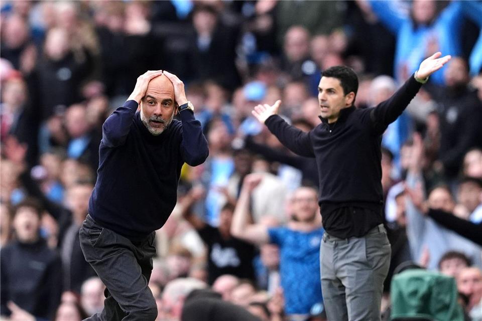 City-Coach Pep Guardiola (l) und Arsenal-Trainer Mikel Arteta.Martin Rickett/PA/AP/dpa