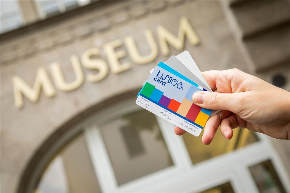 Sightseeing mit Flatrate: Lohnen sich Citypässe? Citypässe wie die Lisboa Card für Lissabon können sich für Städtereisende lohnen - wenn das Angebot der Pässe mit den Urlaubsplänen zusammenpasst. Andernfalls zahlt man eher drauf, als zu sparen.Nico Tapia/dpa/dpa-tmn