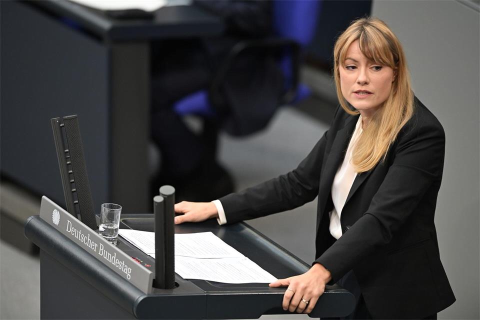 Clara Bünger kümmert sich in der Linksfraktion unter anderem um Fragen von Asyl- und Flüchtlingsschutz. (Archivfoto)Michael Brandt/dpa