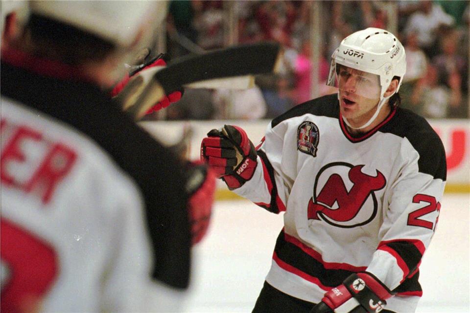 Claude Lemieux spielte in seiner Karriere auch für die New Jersey Devils. (Archivbild)BILL KOSTROUN/AP/dpa