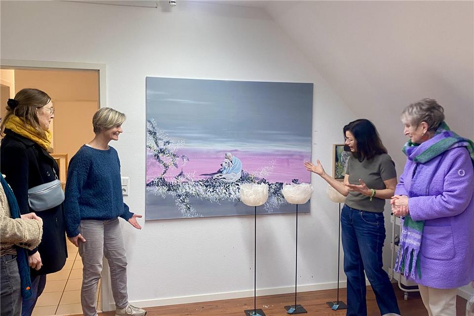 Claudia Ebbing (zweite von rechts) präsentiert ihren Besuchern Annemarie von Gradovski (rechts) und Mechthild Komesker-Wörmann (dritte von rechts) das Gemälde und die Lichtskulpturen.