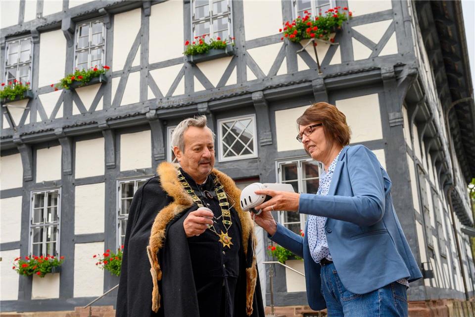 Claudia Filpe und Stadtführer Jürgen Fischer begutachten die Technik vor dem Alten Rathaus.Swen Pförtner/dpa