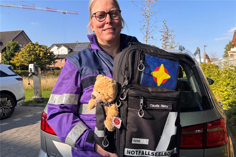 Claudia Hieby mit ihrer Ausrüstung: Zu der gehört als Trostspender auch ein Teddy.