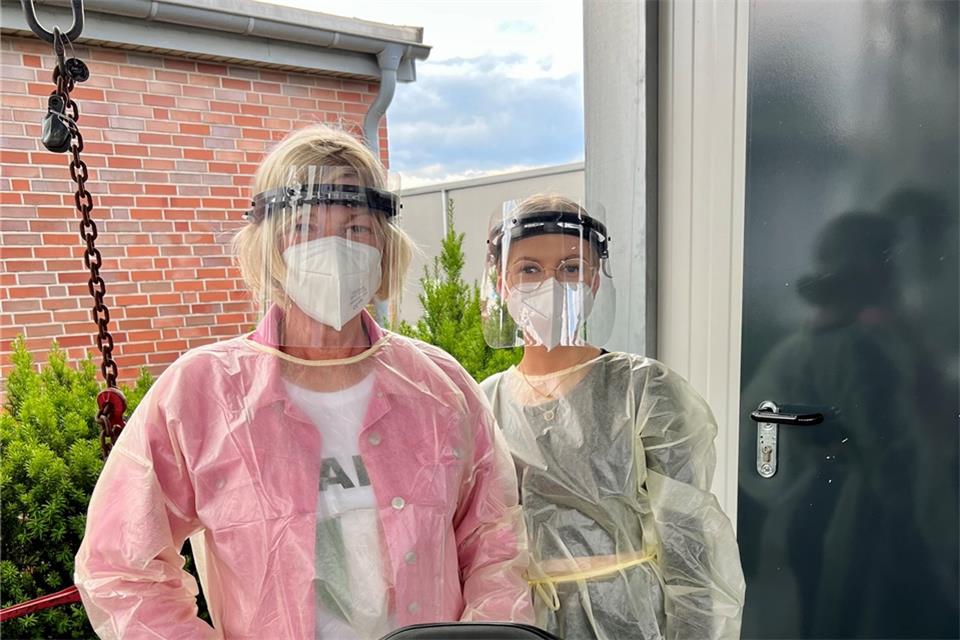 Claudia Hübers (links) und Lea Dosedal testen in Raesfeld auf das Coronavirus.