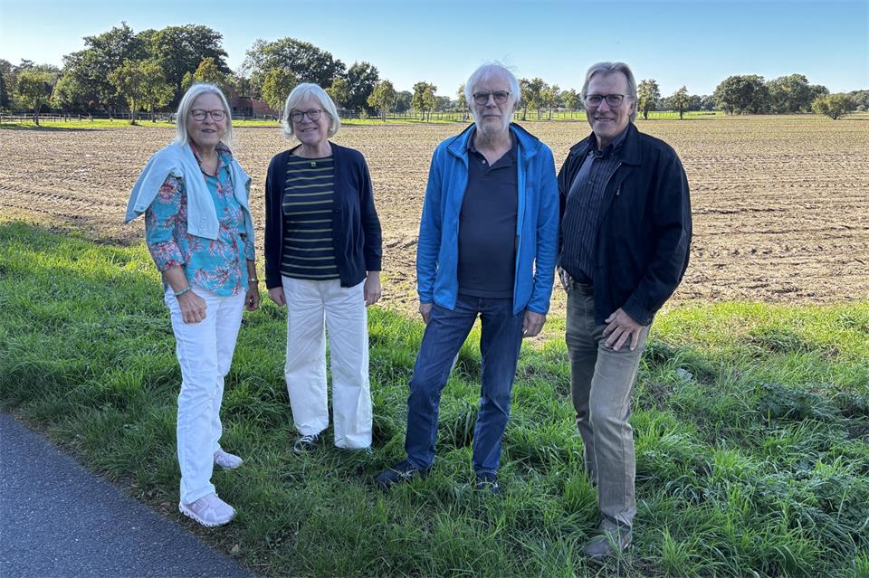 Claudia Pidun-Martin, Susanne Hoppenau, Uwe Martin und Siegfried Werner (von links) haben Unterschriften gegen das geplante Gewerbegebiet an der Flachsbahn gesammelt.