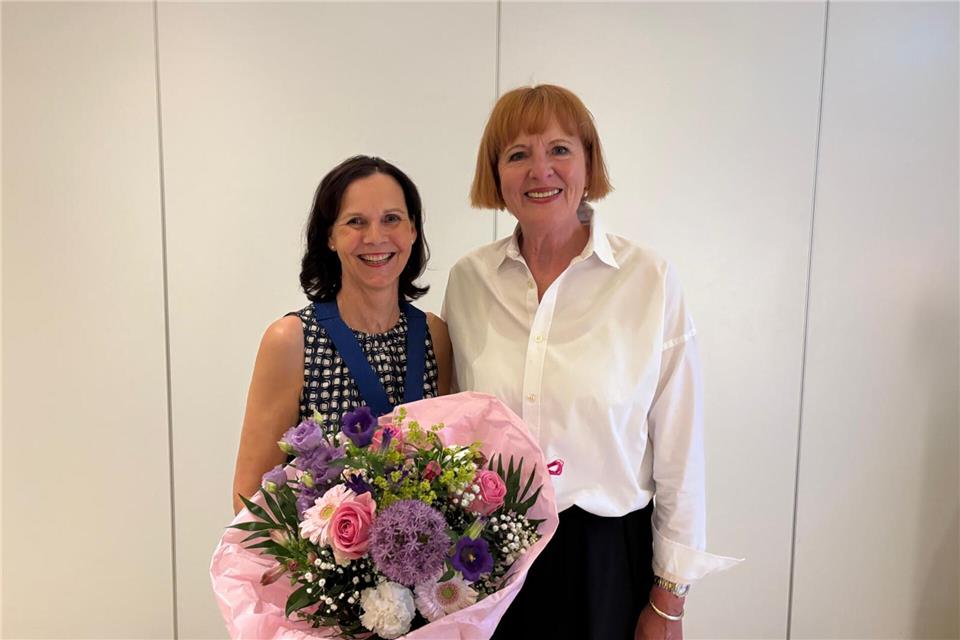 Claudia Semsek (l.) übernimmt das Amt der Präsidentin des Inner Wheel Clubs Bocholt Borken von Susanne Honerbom.