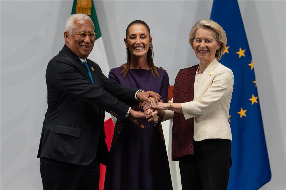 Claudia Sheinbaum (M), Präsidentin von Mexiko, EU-Ratspräsident Antonio Costa (l) und die EU-Kommissionspräsidentin Ursula von der Leyen halten sich bei einer Pressekonferenz im Präsidentenpalast die Hände, nachdem ein Handels- und Partnerschaftsabkommen unterzeichnet wurde.Felix Marquez/dpa