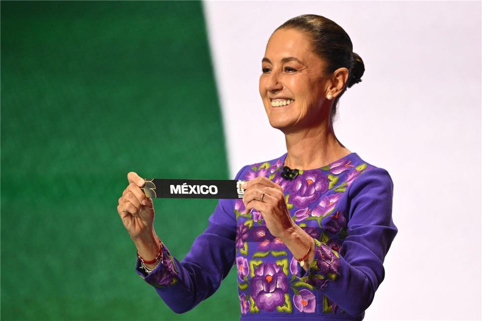 Claudia Sheinbaum war auch bei der WM-Auslosung dabei. (Archivbild)Mandel Ngan/POOL AFP/AP/dpa