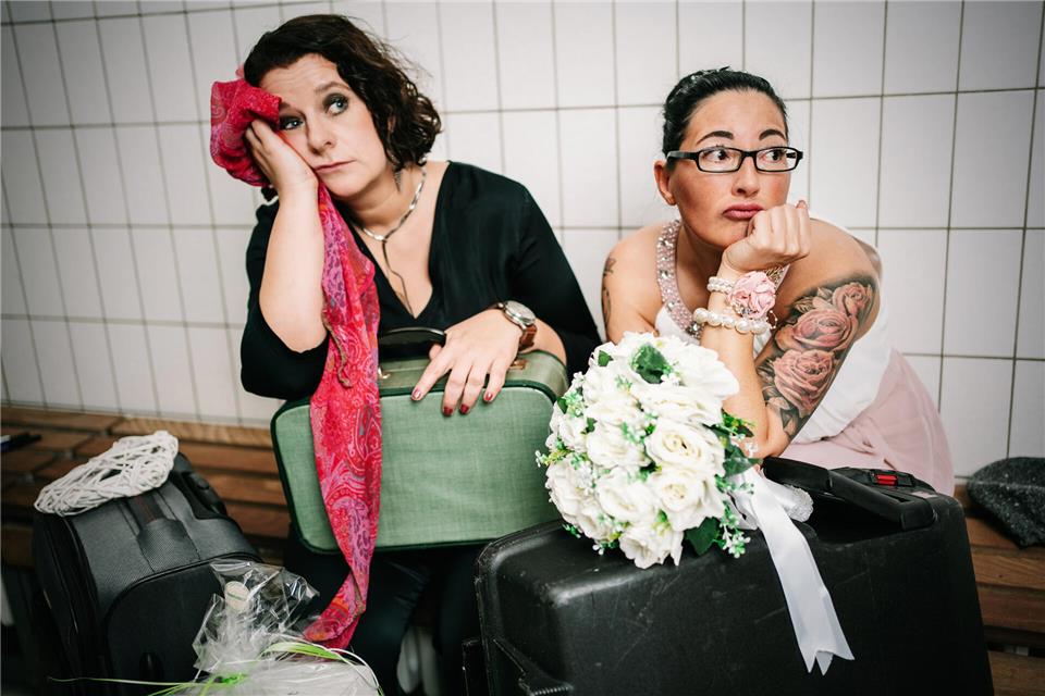 Claudia Thiel (links) und Anke Brausch warten auf den Zug der Liebe.
