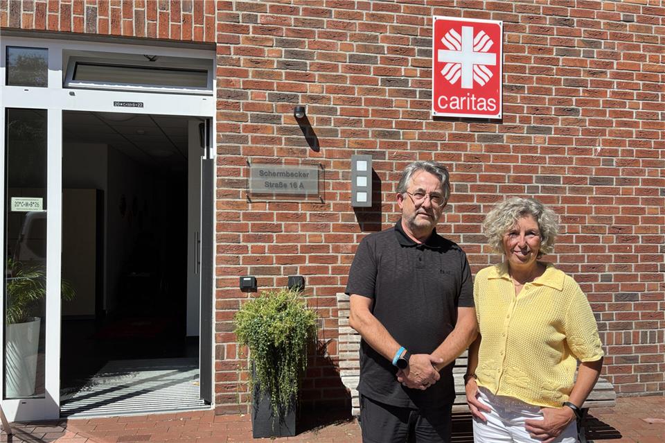 Claudia Thiemann arbeitet seit mehr als 40 Jahren in der Pflege, derzeit in der Tagespflege in Erle, die von Bernhard Blicker geleitet wird. Beide sind überzeugt, dass sich der Beruf unter bestimmten Bedingungen bis zur Rente ausüben lässt.