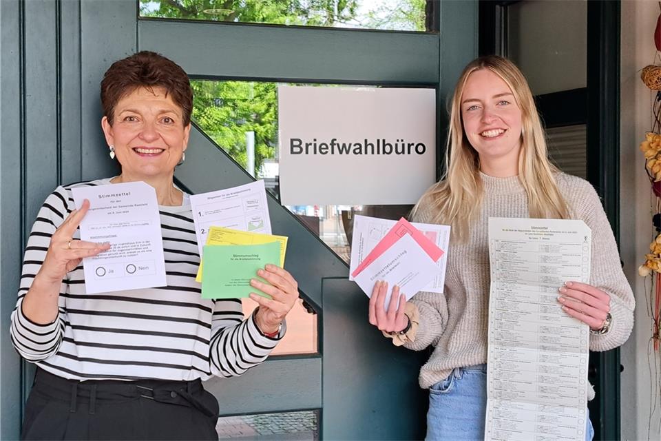 Claudia Wiemer (l.) und Lisa Große-Bölting vom Wahlamt zeigen die Briefwahlunterlagen für die Europawahl und den Bürgerentscheid. Das Briefwahlbüro im Rathaus ist ab Montag geöffnet.