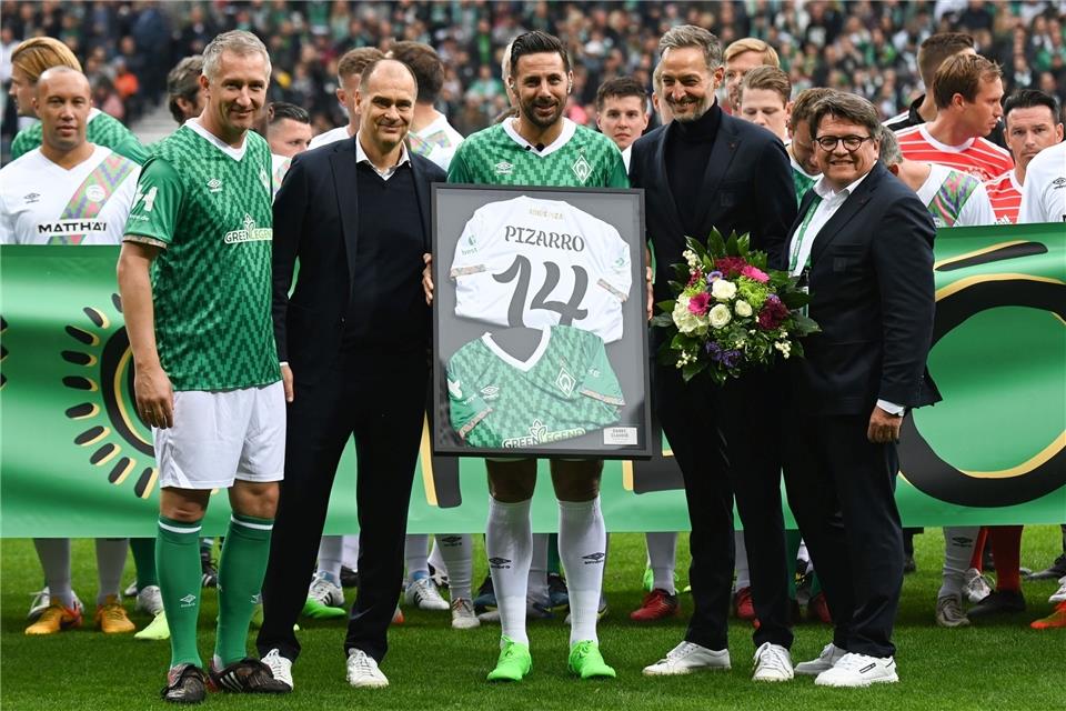 Claudio Pizarro (M) wurde in Bremen offiziell verabschiedet.