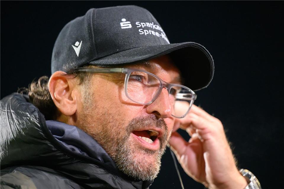 Claus-Dieter Wollitz und sein Team wollen der Favoritenrolle gerecht werden. (Archivfoto)Robert Michael/dpa