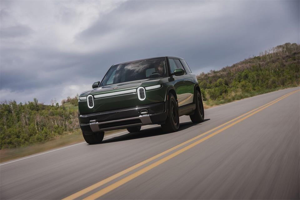 Cleanes Design, auffällige Oval-Scheinwerfer: Der Rivian R2 soll als 4,72‑Meter‑SUV gegen Tesla Model Y & Co. antreten.Rivian/dpa-tmn