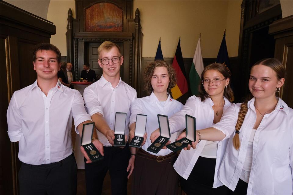 Clemens Michael, Jeremy Ulbricht, Vincent Beyer, Magdalena Kaden und Maja Feil präsentieren ihr Lebensrettungsehrenzeichen. Sebastian Willnow/dpa