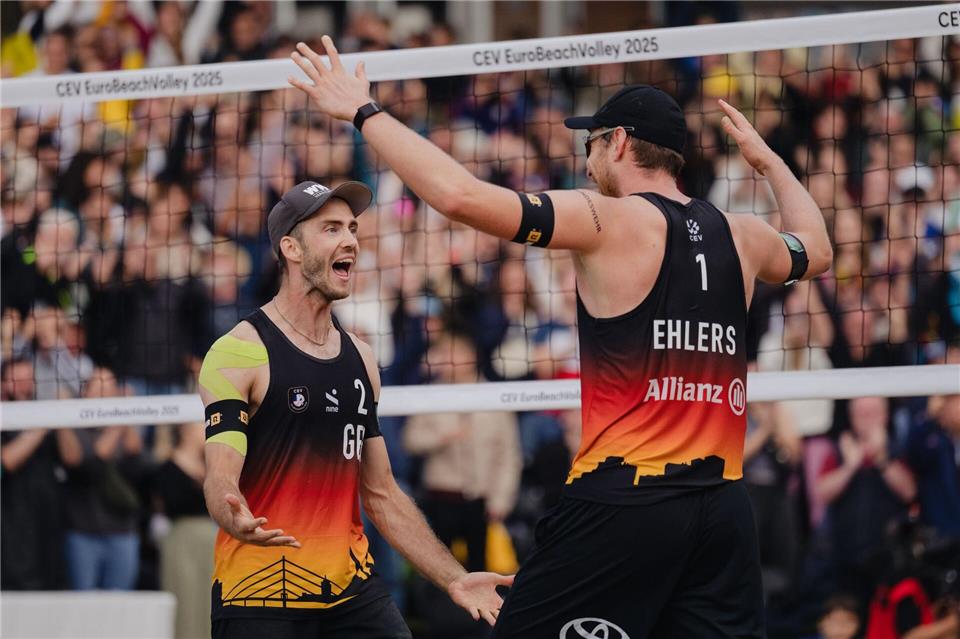 Clemens Wickler (l) und Nils Ehlers stehen im WM-Achtelfinale.Marius Becker/dpa