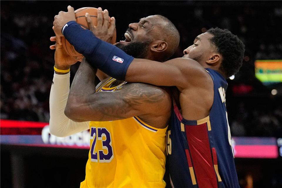 Cleveland Cavaliers-Los Angeles Lakers: LeBron James wird von Mitchell gefoultSue Ogrocki/AP/dpa