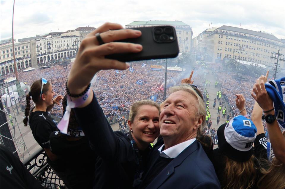 Club-Idol Horst Hrubesch feierte mit den Männern und den Frauen des HSV den Aufstieg in die Bundesliga. (Archivbild)Christian Charisius/dpa