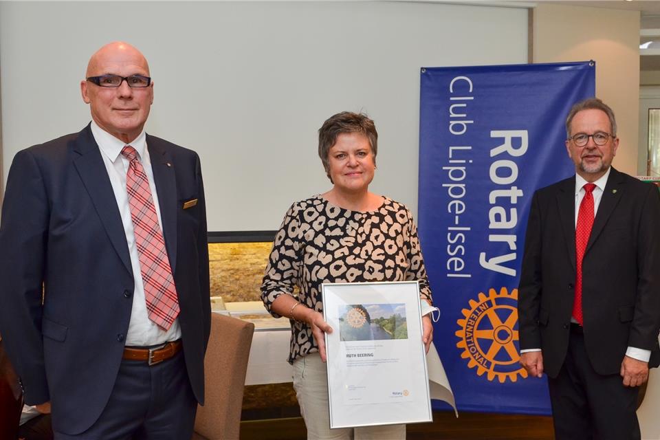 Club-Präsident Ingo Bülow und Wesels Landrat Dr. Ansgar Müller (rechts) zeichneten die Ehrenamtlichen aus. Unter den „Helden des Alltags“ war auch Ruth Beering aus Raesfeld.